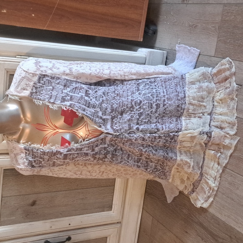 FREE PEOPLE Vneck Cardigan. SIZE MED (S41)